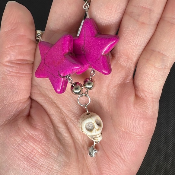 Howlite skull and fuchsia stars necklace handmade long - Picture 5 of 6